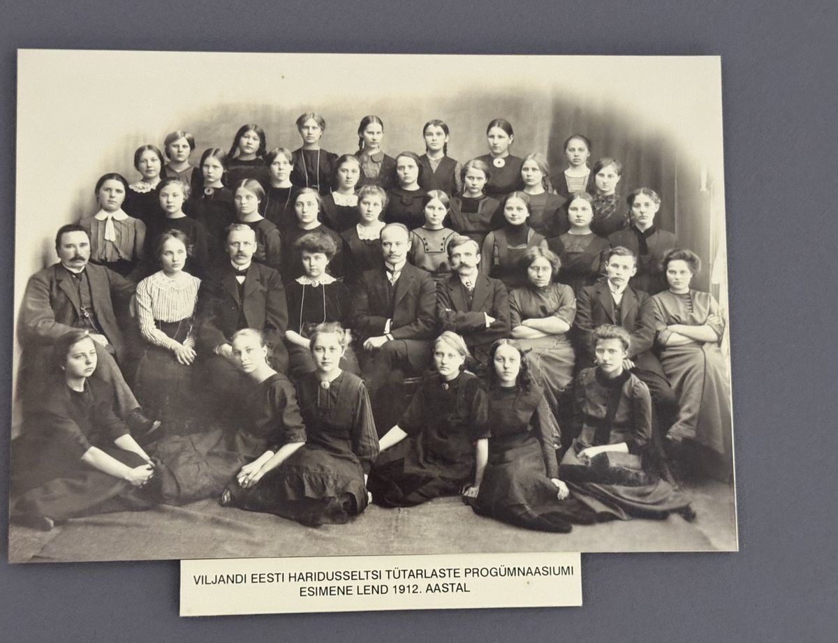 The first class of the Viljandi Estonian Education Society’s girls’ progymnasium, 1912. Photographed before Pilvi’s birth; this is not her class. Viljandi Museu