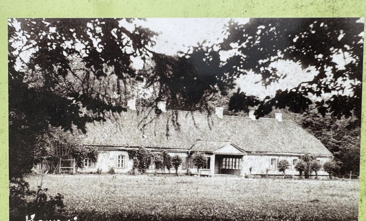 Karksi manor house about 1914: the long, low house with its pillared porch. The building no longer survives. Information board, Karksi.
