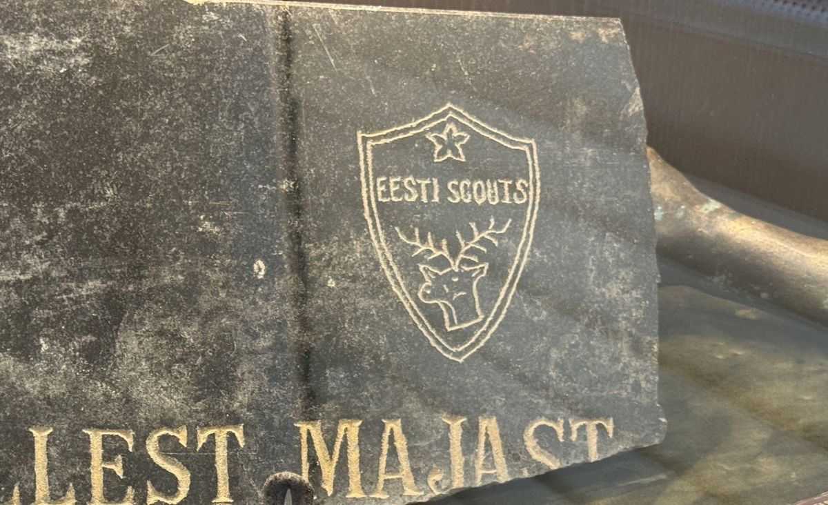 Fragment of a memorial plaque with the Scouts’ elk-head badge, “Sellest majast…” (“From this house…”), taken from the wall of the manor house. Viljandi Museum.
