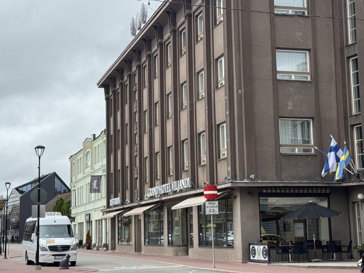 The corner of Tartu and Lossi streets in October 2026. The wooden buildings were cleared in the late 1930s for the EVE building, now the Grand Hotel Viljandi. B