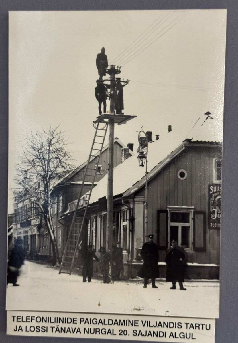 Telephone lines going up at the corner of Tartu and Lossi streets in the early 1900s. The long building behind the corner house is very likely the Leoke shop. V