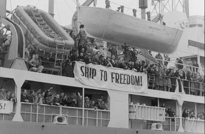 The General W. M. Black at Bremerhaven, October 1948: passengers at the rails beneath the “Ship to Freedom!” banner. Elmar Oswald and Hilda were aboard. US Army
