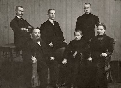 The Leoke family on 26 August 1910. As identified by Viljandi Museum, front row, from left: Hans, Elmar and Mari; back row: Jaan, Hans and Peeter (Peter). The b