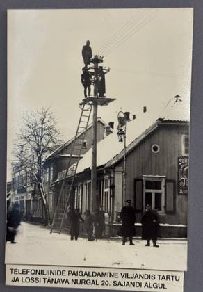 Telephone lines going up at the corner of Tartu and Lossi streets in the early 1900s. The long building behind the corner house is very likely the Leoke shop. V