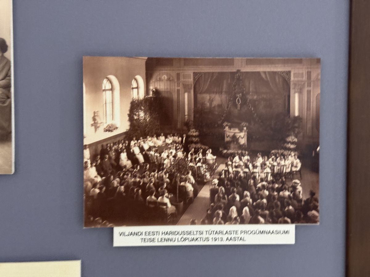 Viljandi Museum display, set 2 no. 16: Girls progymnasium second graduation 1913