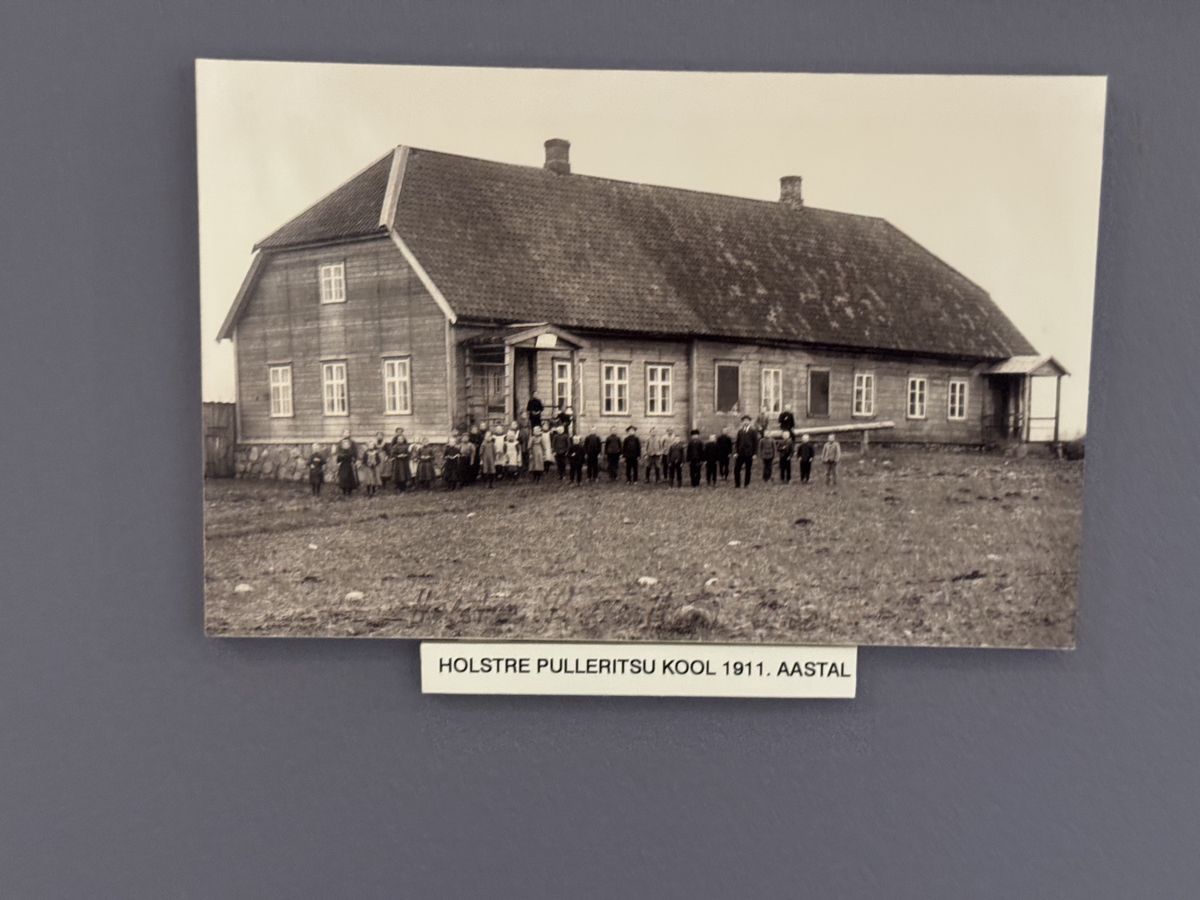 Viljandi Museum display, set 3 no. 3: Holstre-Pulleritsu school 1911