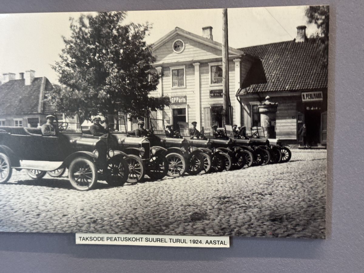 Viljandi Museum display, set 4 no. 14: Taxi rank Big Market 1924