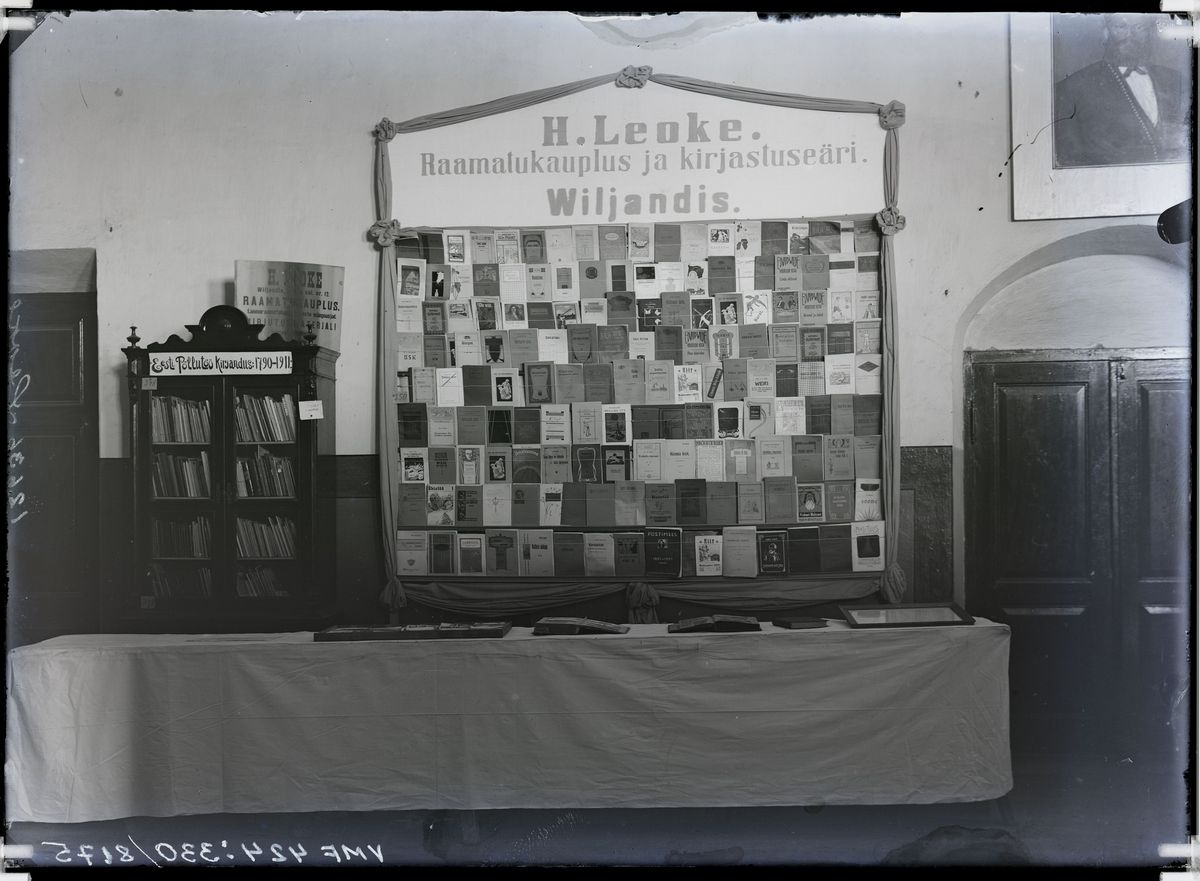 H Leoke book stand 1911 agricultural show: VMF 424-330 (public domain)