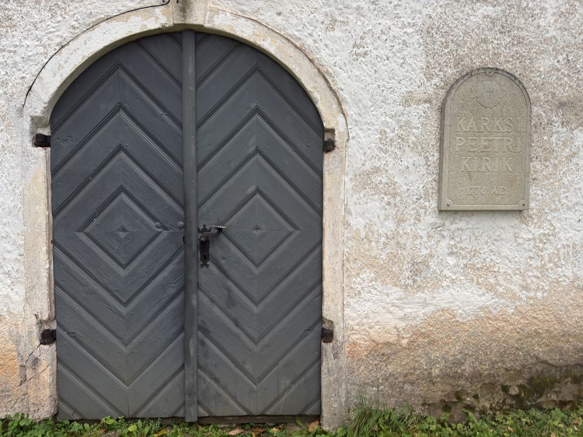 Karksi church door and plaque