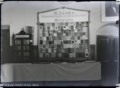 H Leoke book stand 1911 agricultural show: VMF 424-330 (public domain)