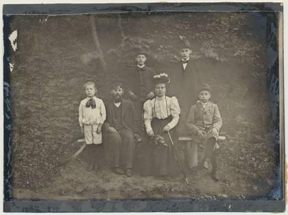 Leoke family c1903: VMF 75 F 716