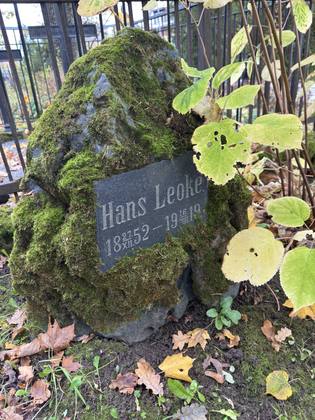 Viljandi Old Cemetery: Hans Leoke boulder close-up